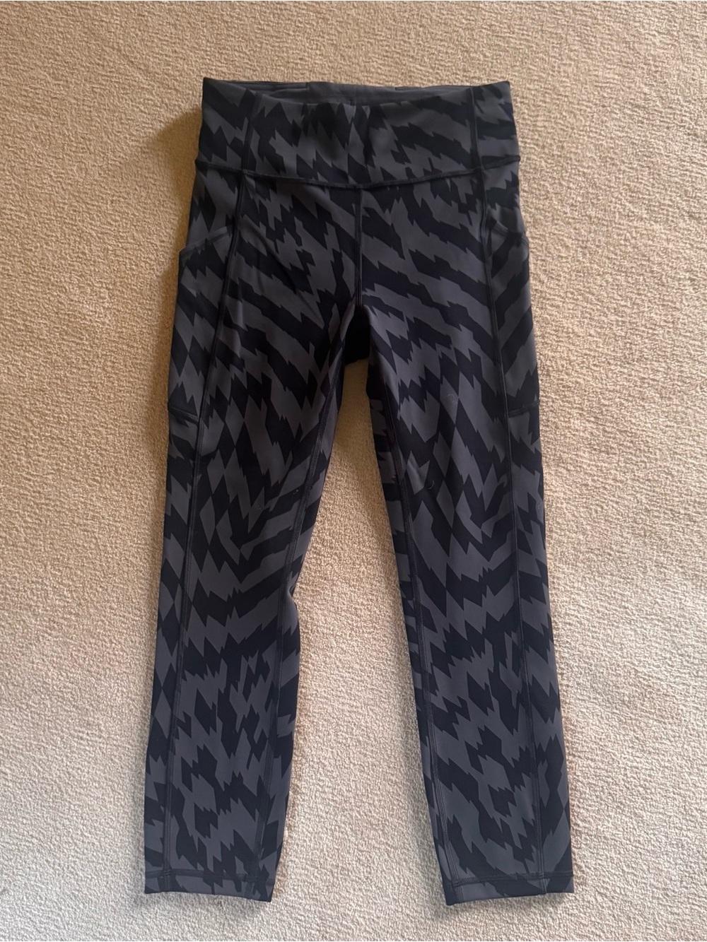 Lululemon Invigorate High Rise Legging 25” with pockets Size 6 Voltage Graphite